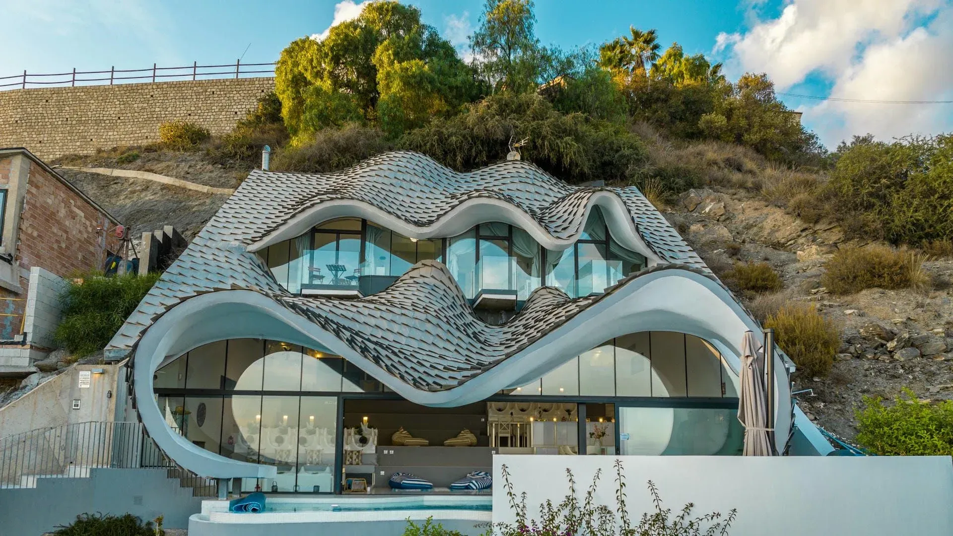 luxury-accommodation-high-tech-futuristic-environment-Casa_Acantilado2.webp