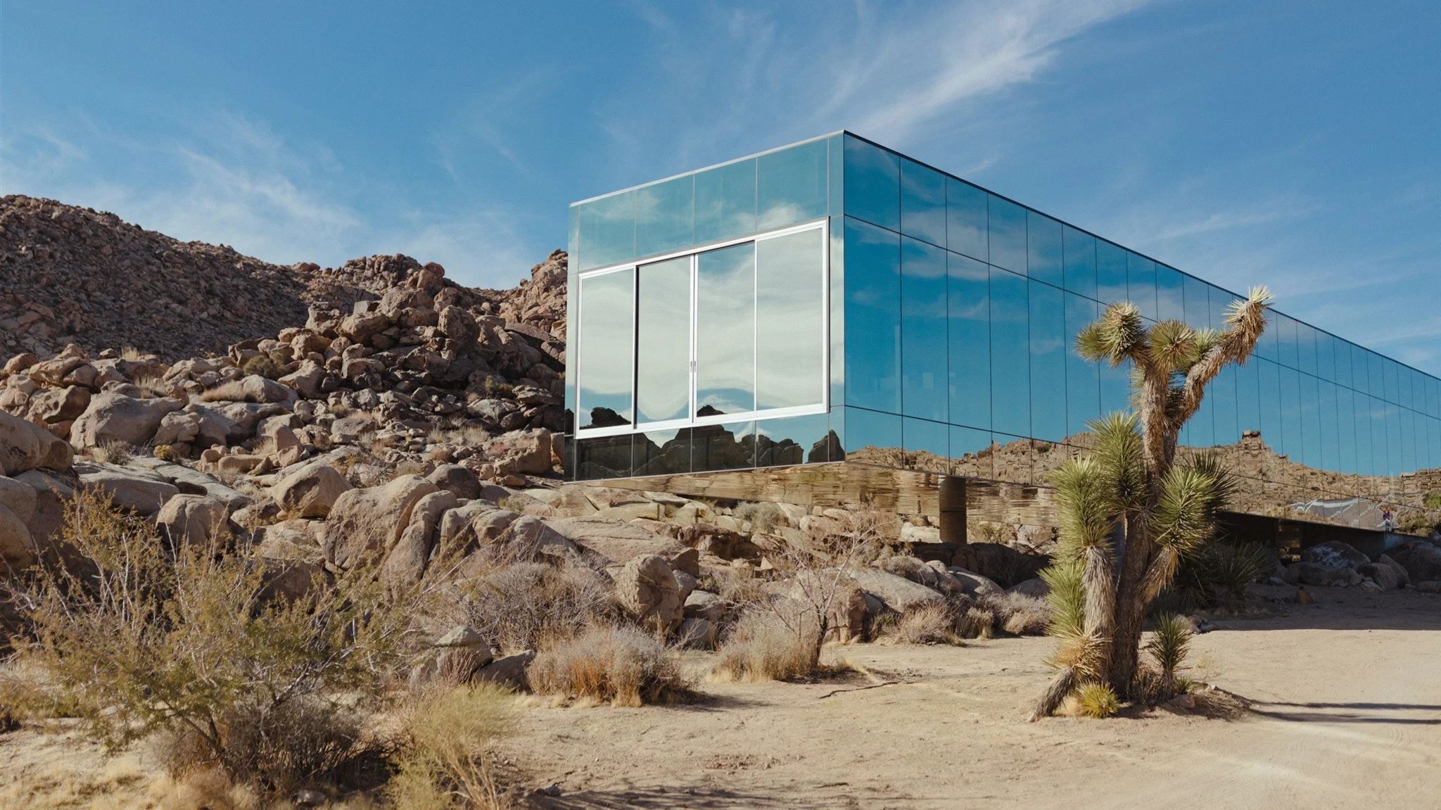 Invisible_House_Joshua_Tree_Ultra_Luxury_Mirrored_Glass_Villa_Cover.webp
