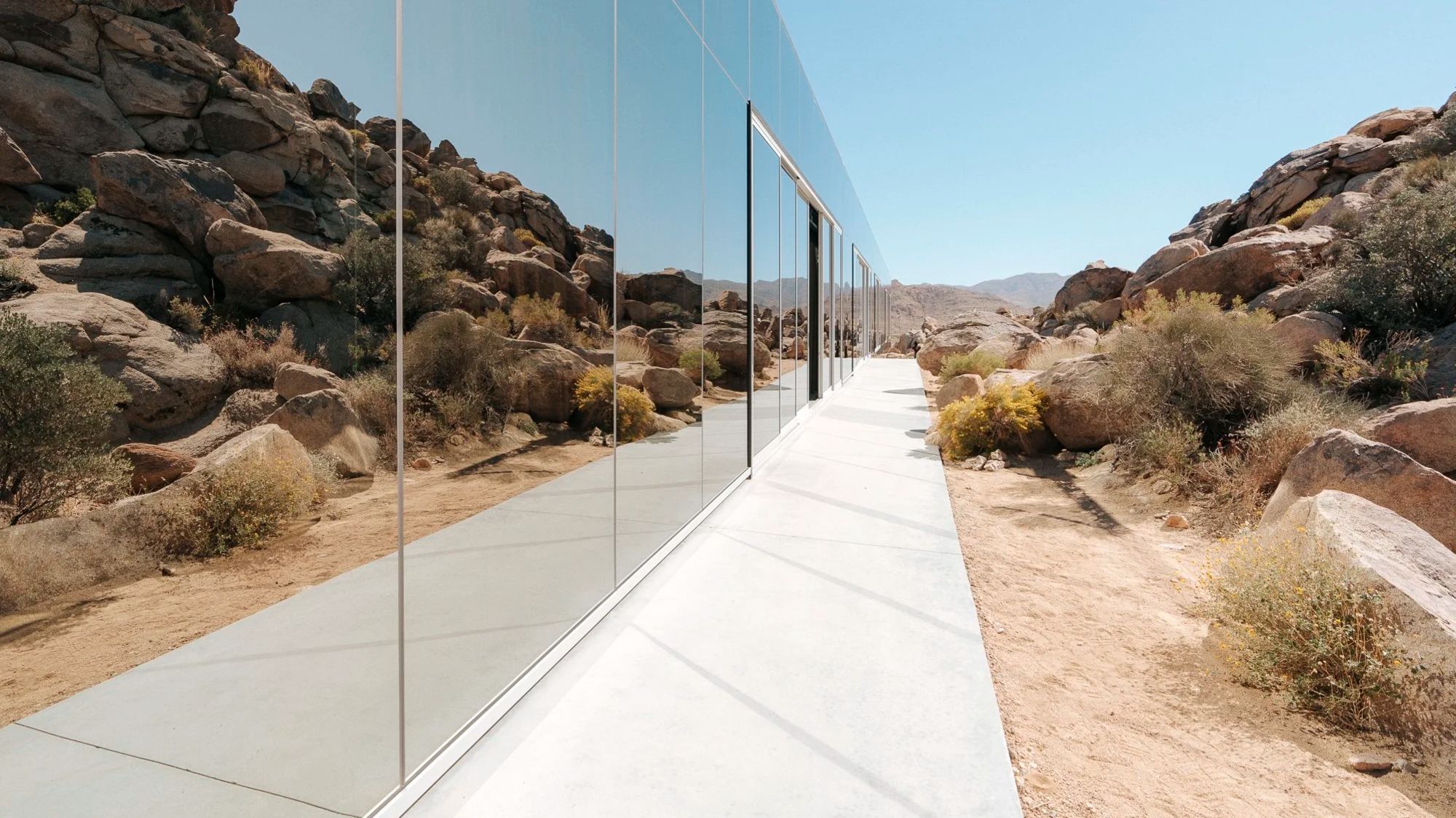 Invisible_House_Joshua_Tree_Ultra_Luxury_Mirrored_Glass_Villa_Exterior.webp