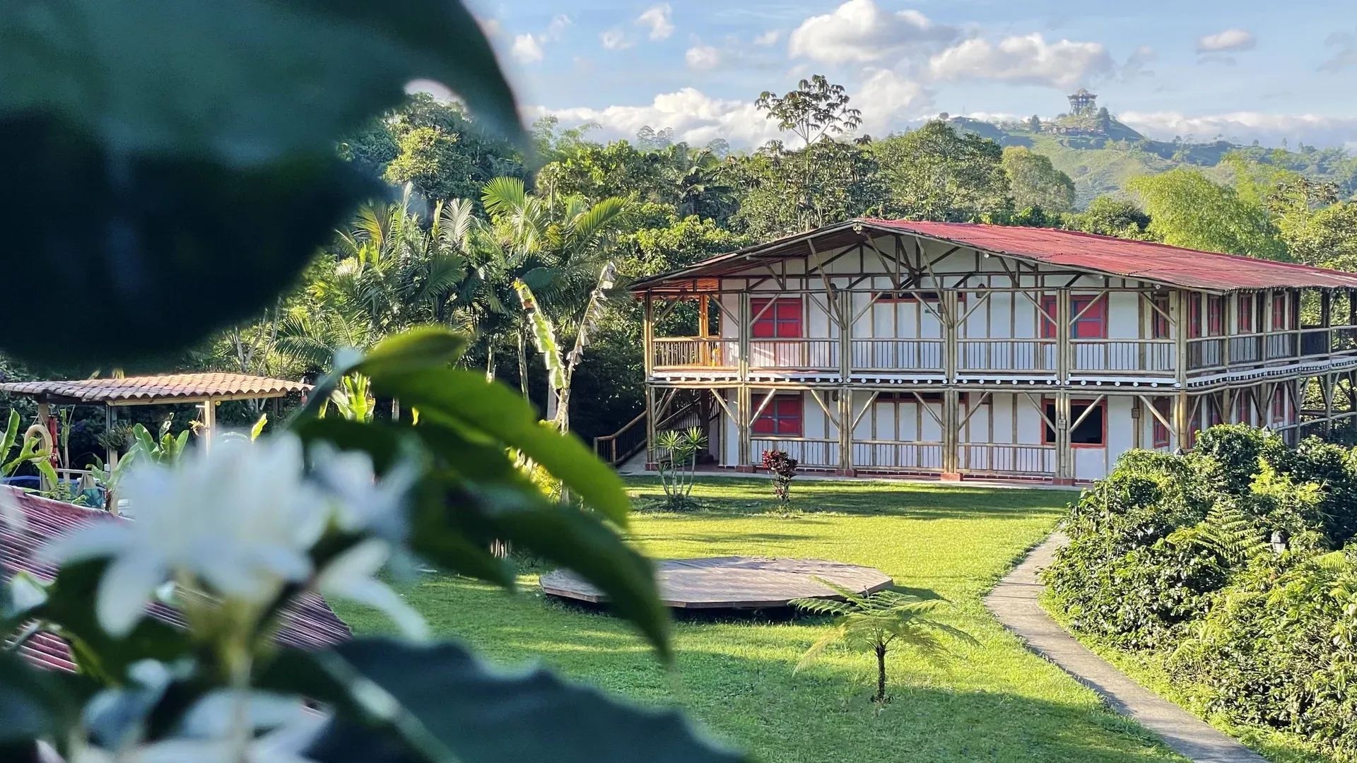 Mucho_Sur_Filandia_Alojamiento_Sostenible_Eje_Cafetero_Colombia_Architecture.webp