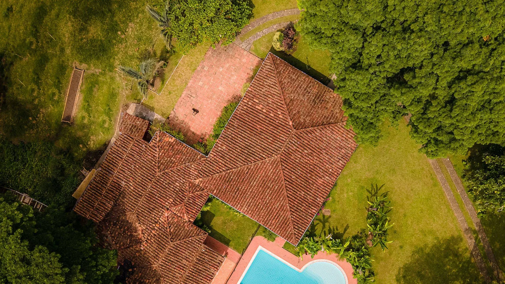 Mucho_Sur_Quimbaya_Alojamiento_Eco_Sostenible_Piscina_Colombia_Architecture.webp