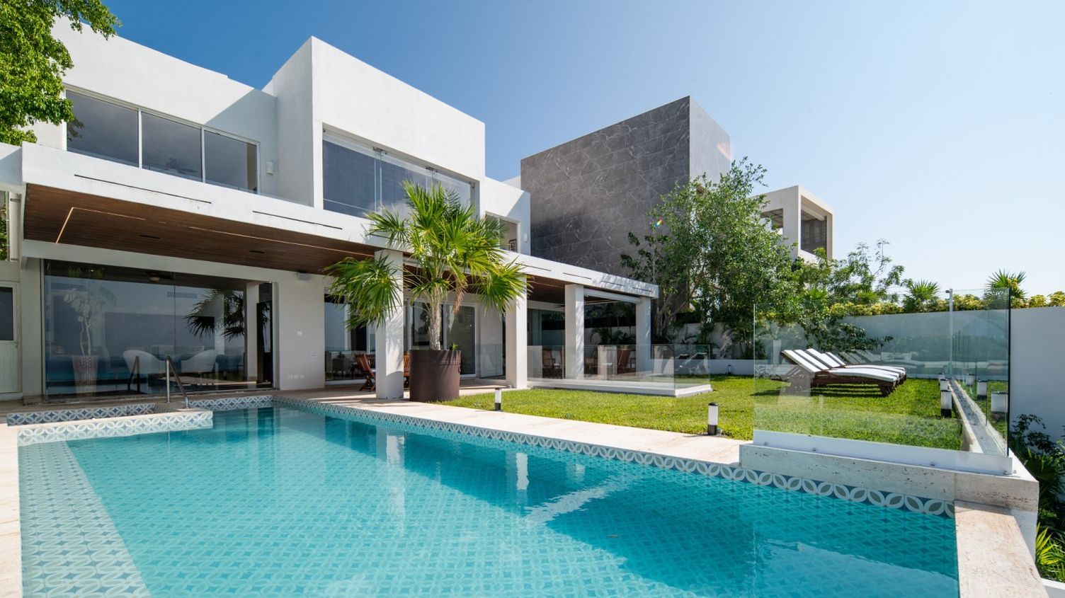 Villa_Chan_Kah_Isla_Mujeres_Luxury_Beachfront_Villa_Isla_Mujeres_Mexico_Main.webp